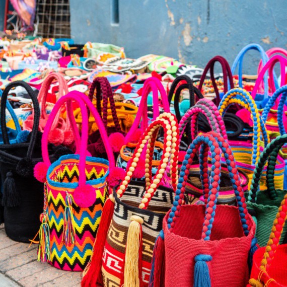 Barevné tašky na bleším trhu Usaquén.