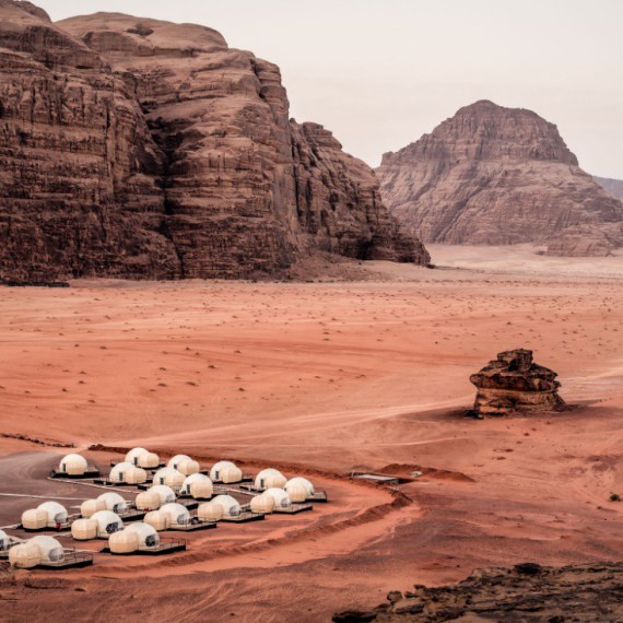 Moderní kemp ve Wadi Rum.