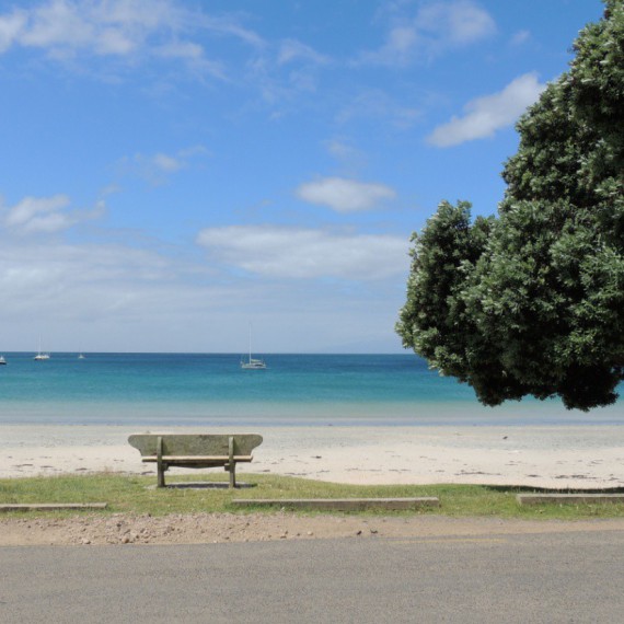 Pláž na ostrově Waiheke.