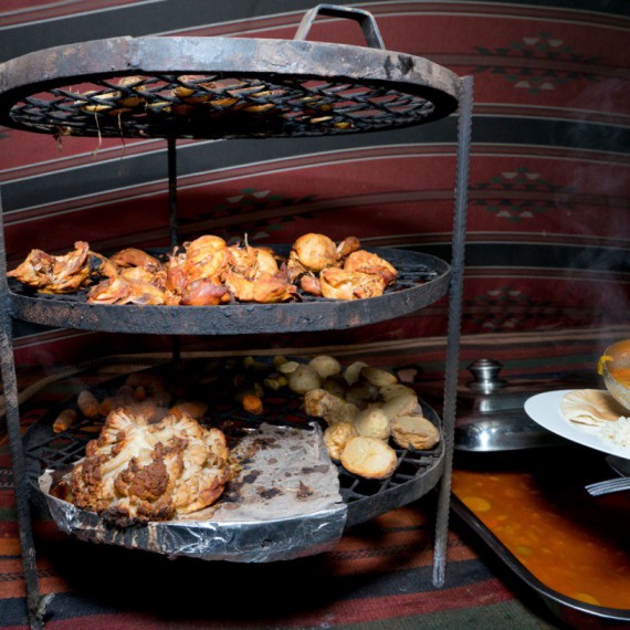 Typický pokrm zarb připravovaný tradičním způsobem.