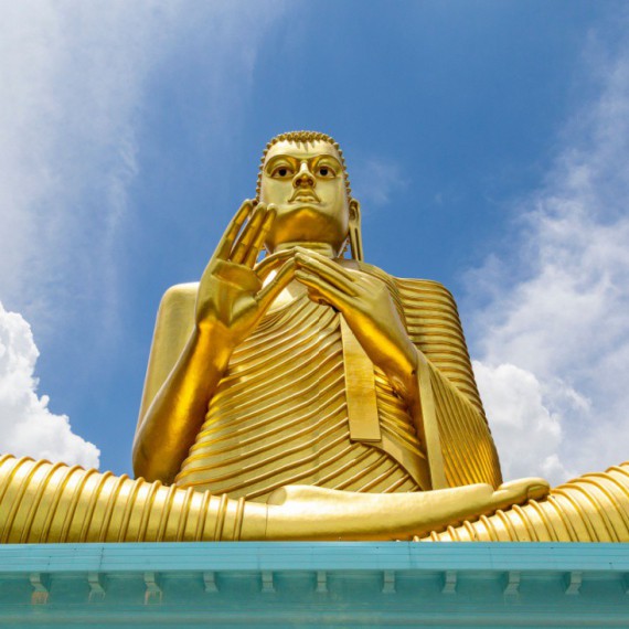 Zlatá socha Buddhy zblízka.