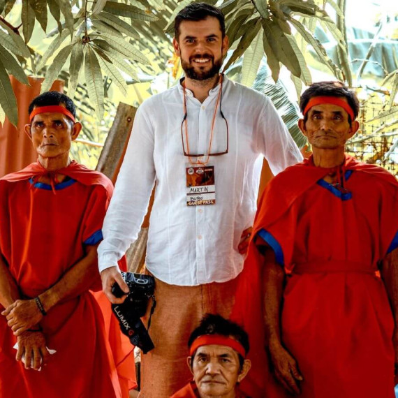 Průvodce CK SEN s Filipínci při ukřižování Krista.