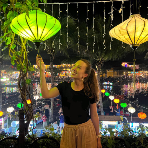 Průvodkyně CK SEN pod zeleným lampionem během večerní slavnosti v Hoi An.