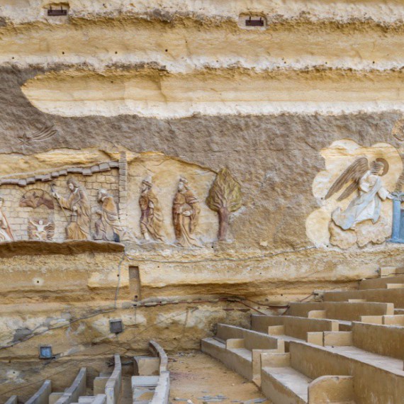 Zdobená stěna jeskynního chrámu.