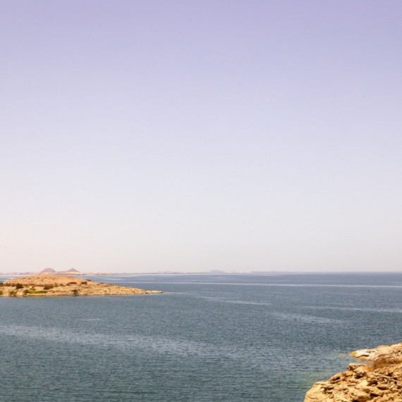 Kamenné ostrůvky na Násirově jezeře.