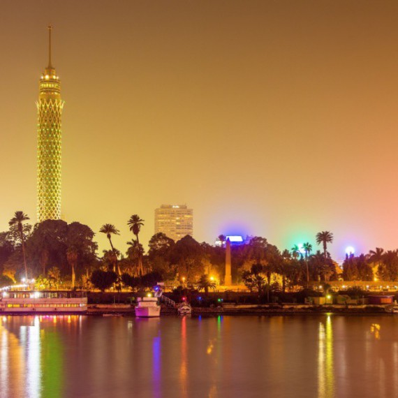 Káhirská věž večer.