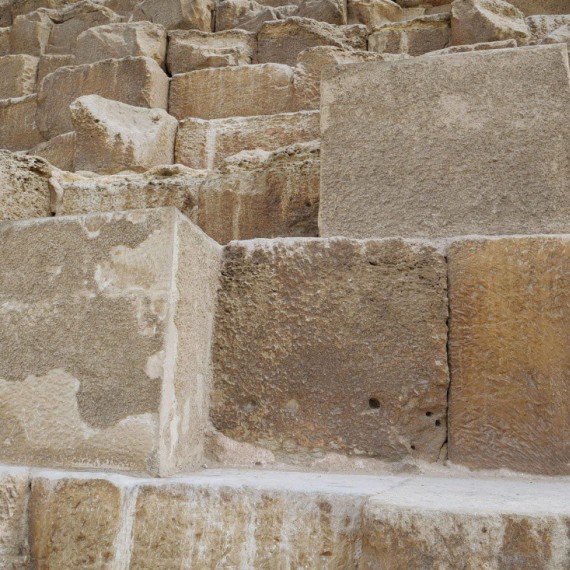Detail kamenných bloků pyramidy.