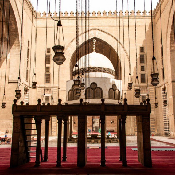 Interiér mešity sultána Hasana.