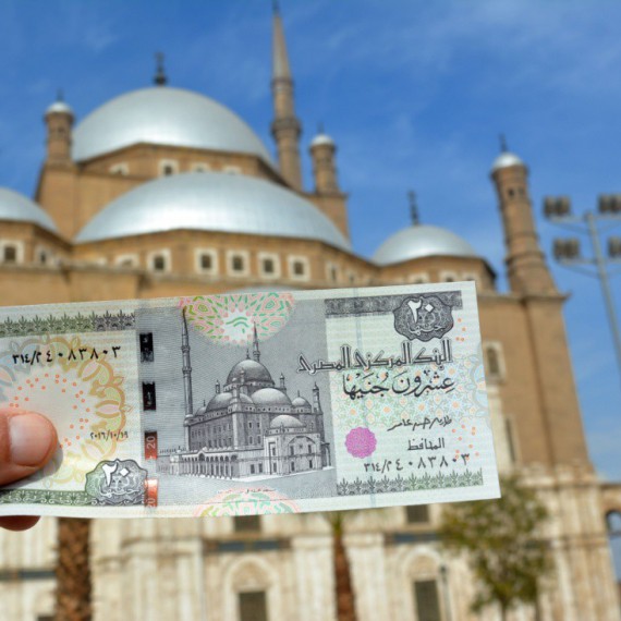 Bankovka s motivem mešity Muhammada Alího. 