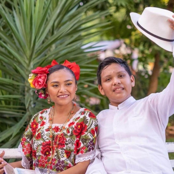 Mladí Mexičané v typickém barevném oblečení.