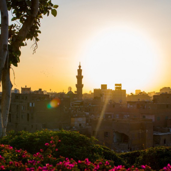 Pohled na západ slunce z městského parku Al Azhar.