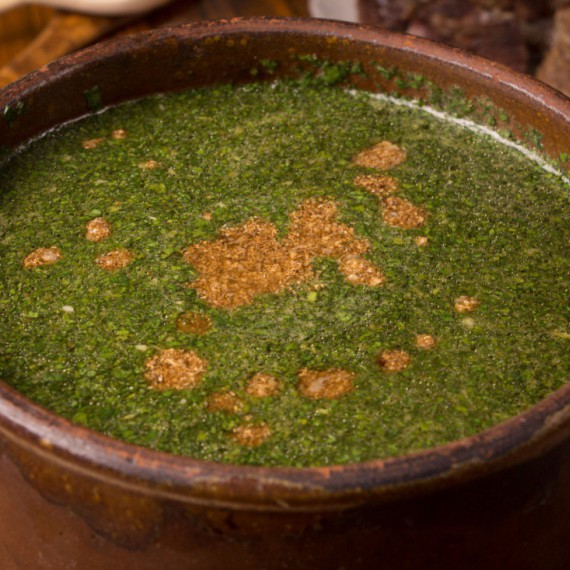 Typická egyptská polévka molokhia.