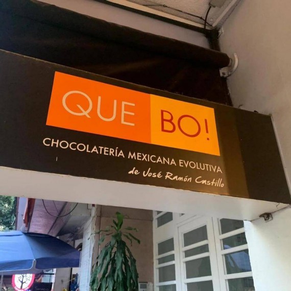 Vstupní tabule před čokoládovnou Que Bo.
