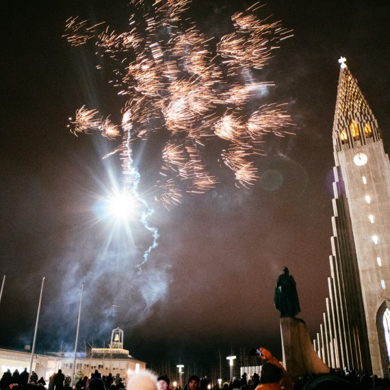 Silvestrovské oslavy v Reykjavíku na Islandu.