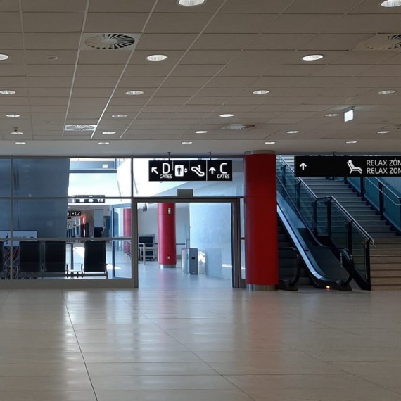 Směrové tabule k relaxační zóně na letišti v Praze.