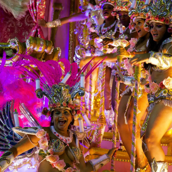 Každá sambová škola je hodnocena do 10 bodů v každé kategorii.