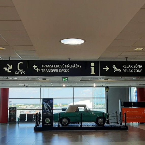 Rozcestník na letišti v Praze.