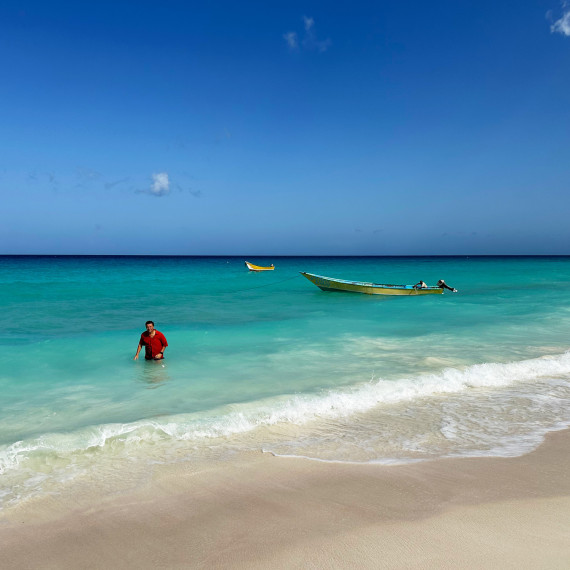 Koupání na pláži Shoab.