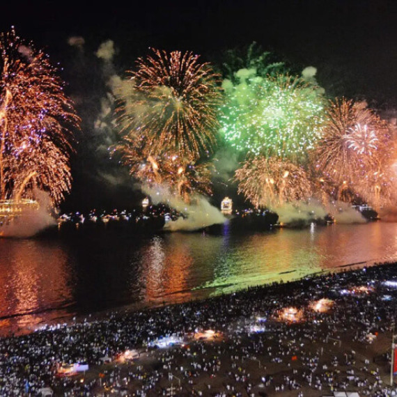 Silvestrovský ohňostroj nad pláží Copacabana v Riu de Janeiru.