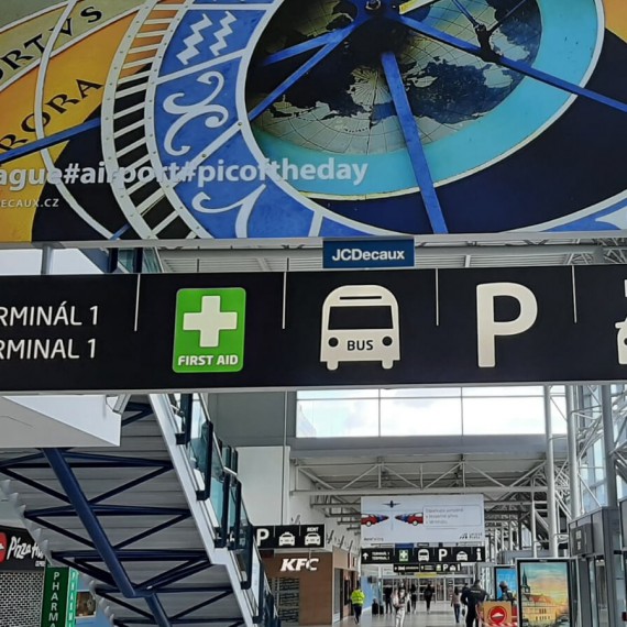Směrové tabule k terminálu 1 v Praze.