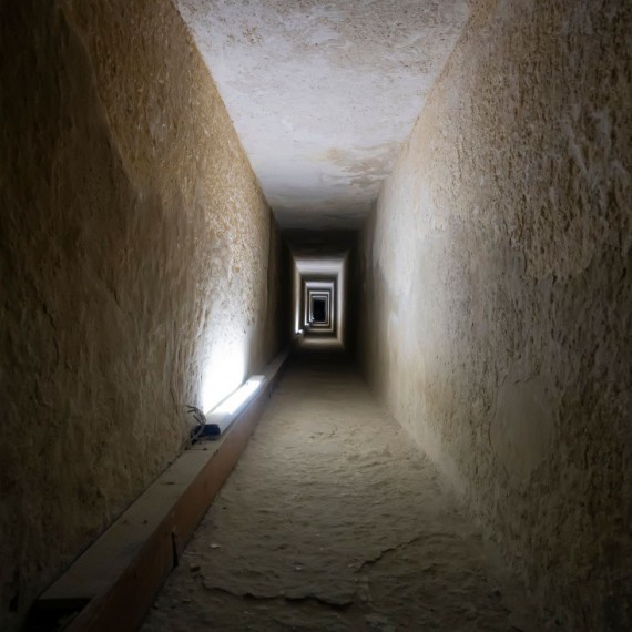 Tunel v pyramidě.