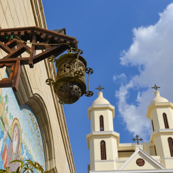 Věže visutého kostela v Káhiře.