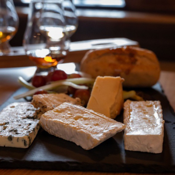 Párování whisky s lokálními sýry.