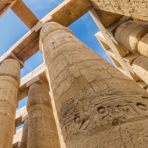 Zdobené sloupy v chrámové ohradě Amun-Re.