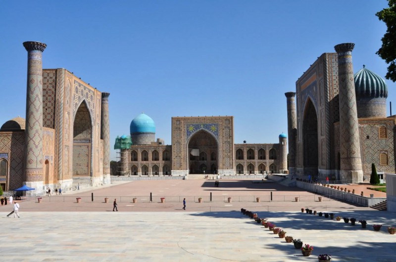 Náměstí Registán v Samarkandu s modrou kopulí mešity.