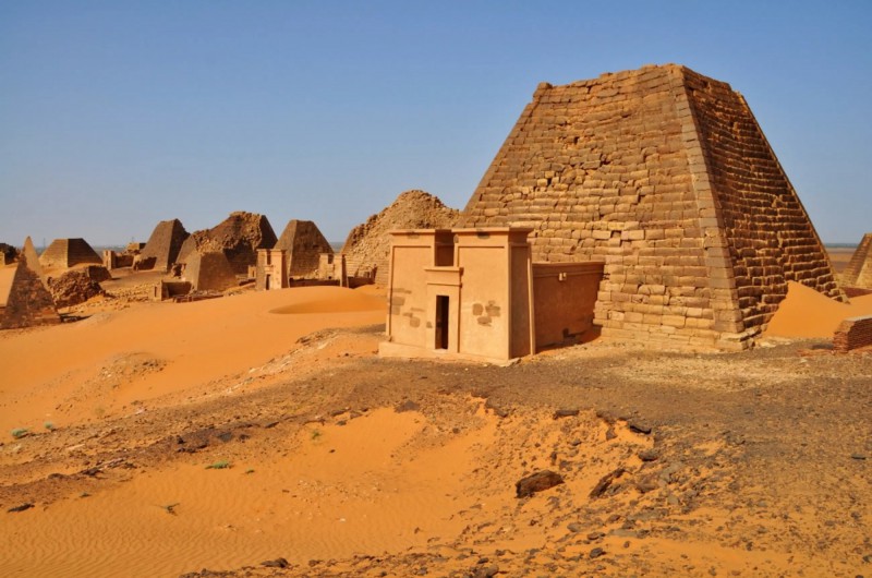 Poušť s ruinami pyramid Meroe.