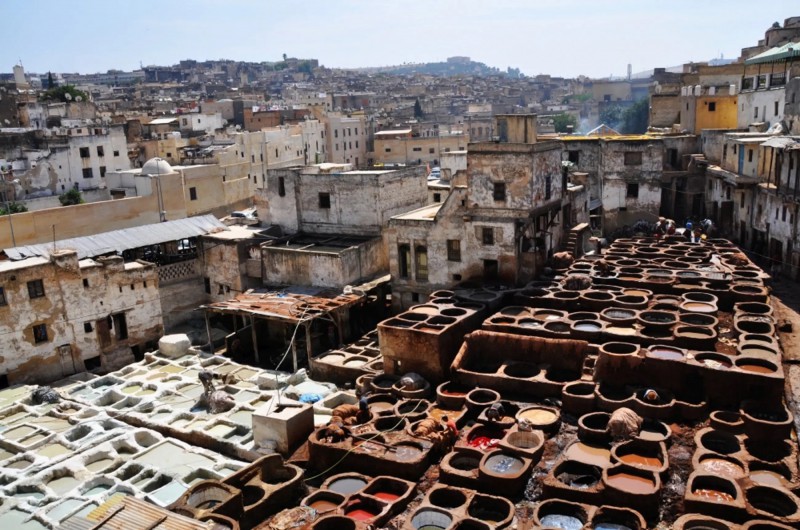Pohled na střechy města Fez s barvírnami kůží. 