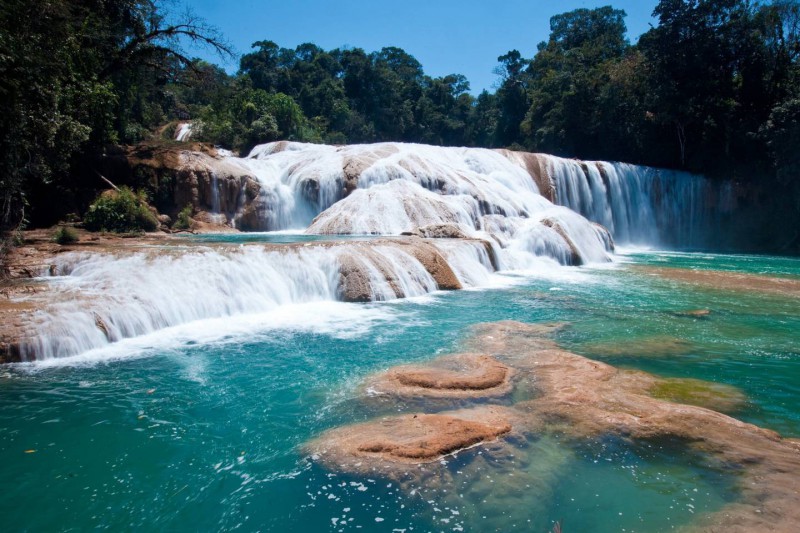 Křišťálově čistá voda travertinových vodopádů Agua Azul.