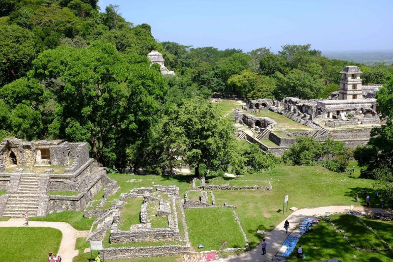 Tajemné pyramidy Palenque částečně pohlceny džunglí.