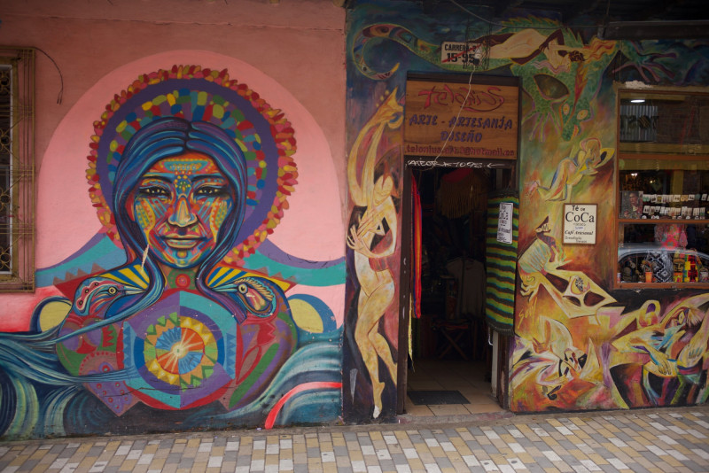 Barevná městská čtvrť La Candelaria.