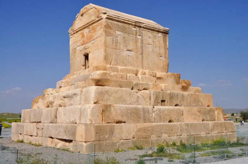 Podstavec s hrobkou Kýra Velikého v Pasargady.