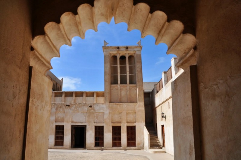 Pohled na dům s orientálními prvky v Muharraq.