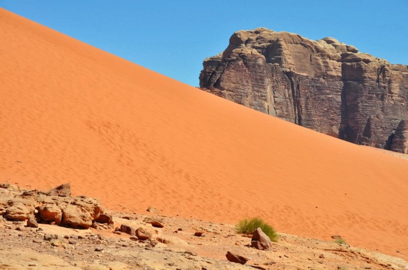 Skála ukrytá v rudé poušti Wadi Rum.