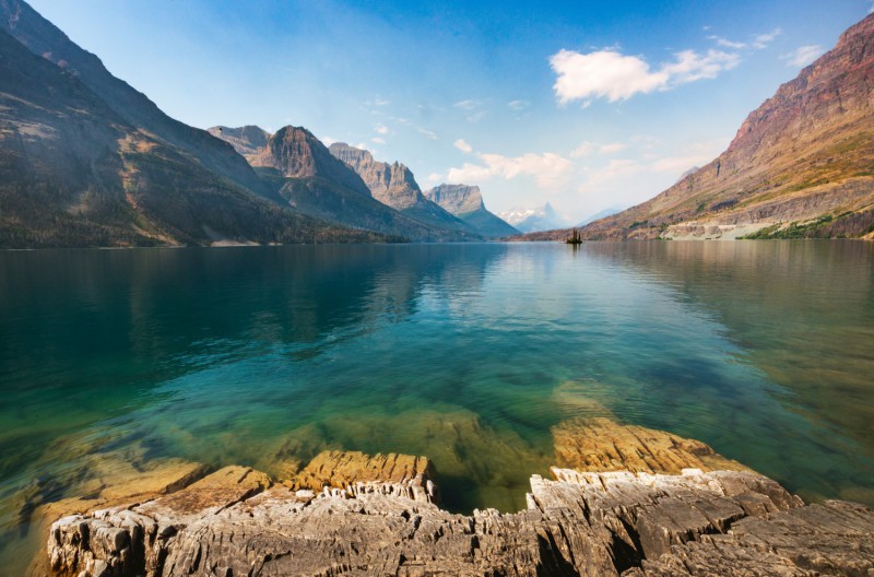 Pohled od jezera na NP Glacier.