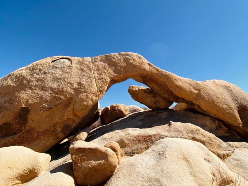Skalní oblouk v Joshua Tree National Park.