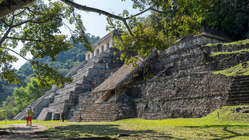 Trojice pyramid vybudovaných hned vedle sebe - Chrám nápisů, Hrobka Červené Paní a Chrám Lebky.