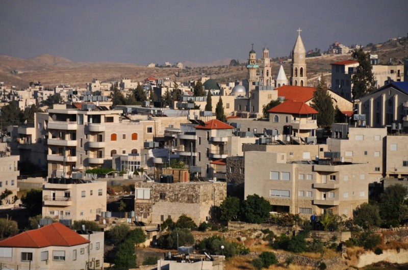 Pohled na město Betlém s věžemi kostelíků.