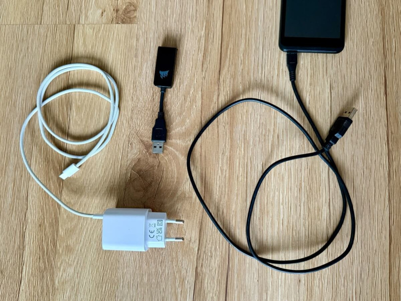 Cestovní elektronika na dovolenou mobilní telefon s nabíječkami a redukcemi