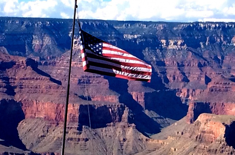 Vlajka USA vlající nad kaňonem.