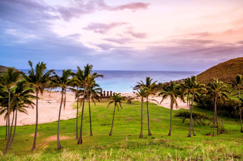 Pláž Anakena na Velikonočním ostrově.