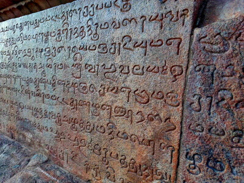 Khmerské písmo na zdi chrámu.