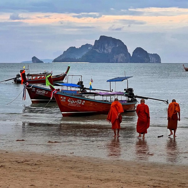 Mniši na pláži v Ao Nang.