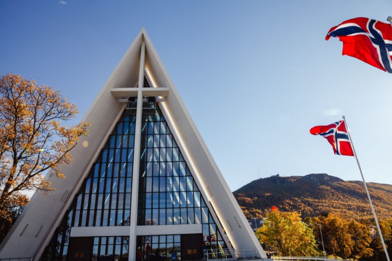 Arktická katedrála ve městě Tromsø zblízka.