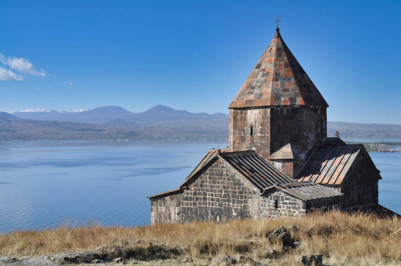 Sevanské jezero – jedno z největších horských jezer v Arménii – a majestátní klášter, který se tyčí nad jeho břehy.