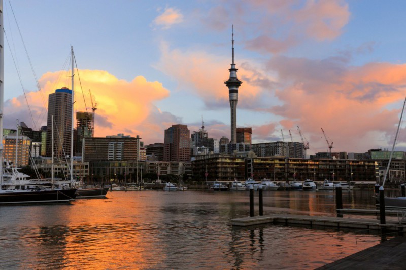 Město Auckland při západu slunce.