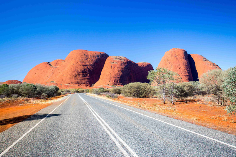 Impozantní cesta vedoucí na Kata Tjuta ve středu rudé Austrálie. 